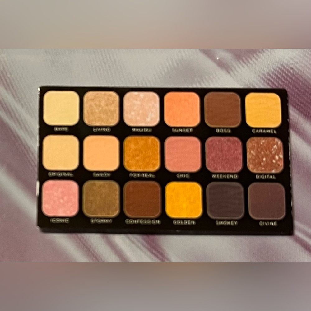 Revolution Forever Flawless Nude Silk Shadow Palette - Picture 3 of 9